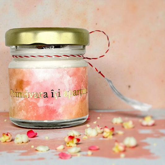 Mărțișor lumânare parfumată Primăvara Îți Aparține — bujori, caramel, vanilie și migdale, ceară de soia handmade, Lumisoul