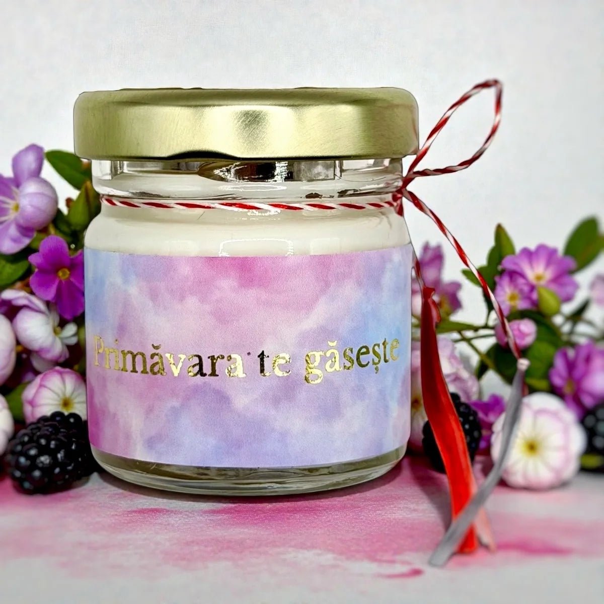 Mărțișor lumânare parfumată Primăvara Te Găsește — iris, iasomie, vanilie și mure, ceară de soia handmade, Lumisoul